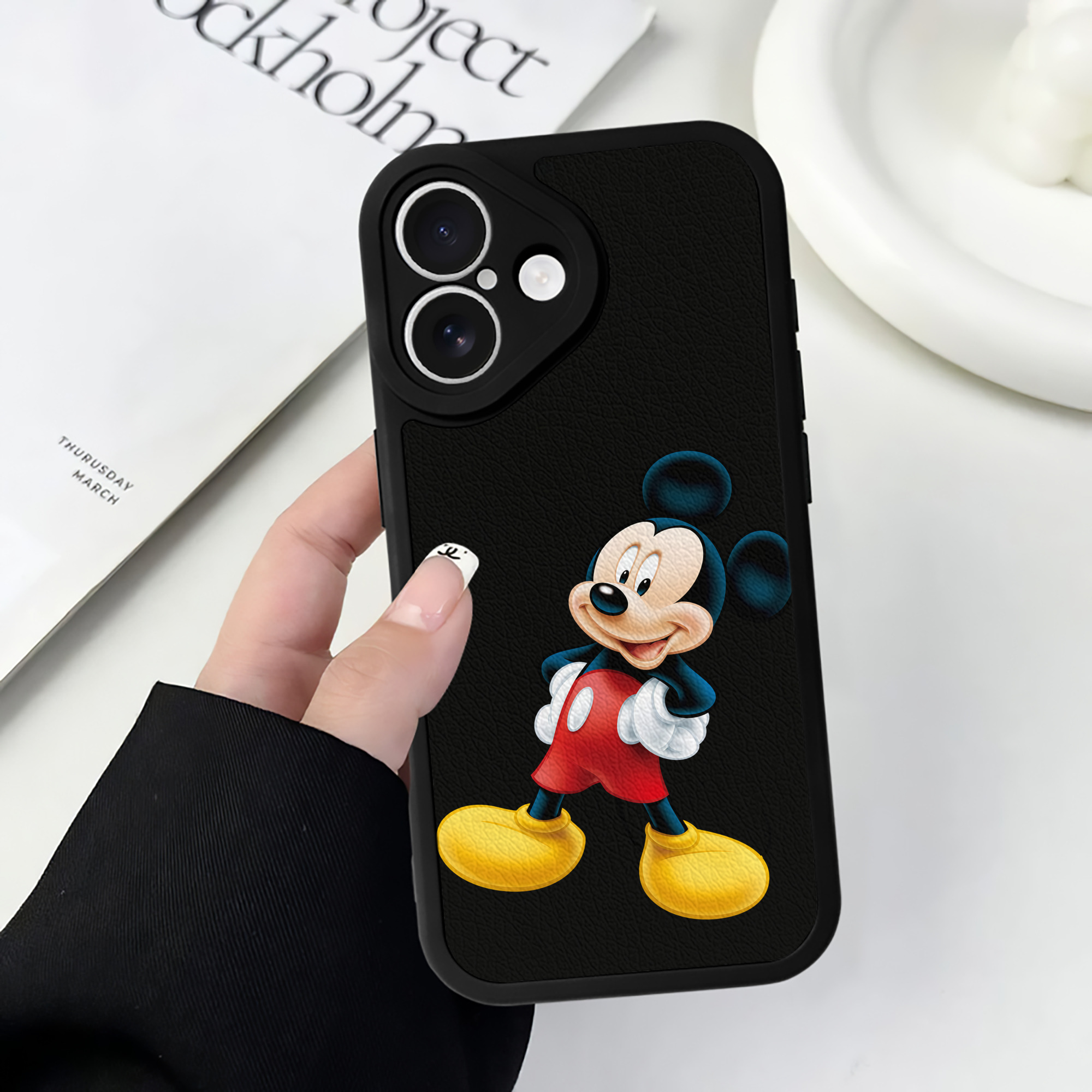 （画像用） ミッキーマウス Mickey Mouse 【iPhone 16シリーズ対応】シリコンスマホケース（レザー調） 材質：シリコン
